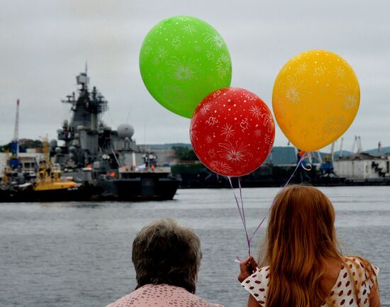 Guided missile cruiser "Varyag" welcomed in Vladivostok
