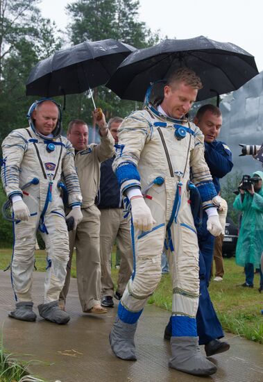 ISS crew practices water survival