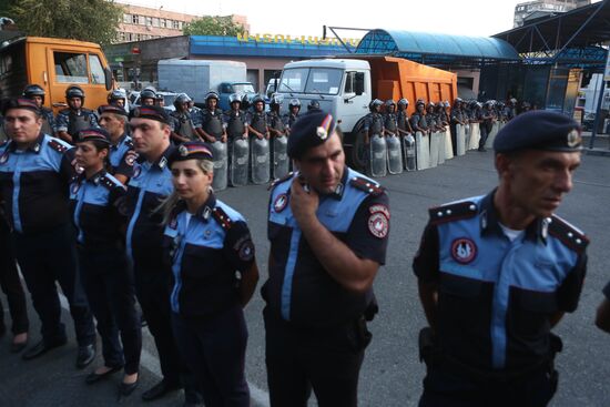 Developments around seized police building in Yerevan