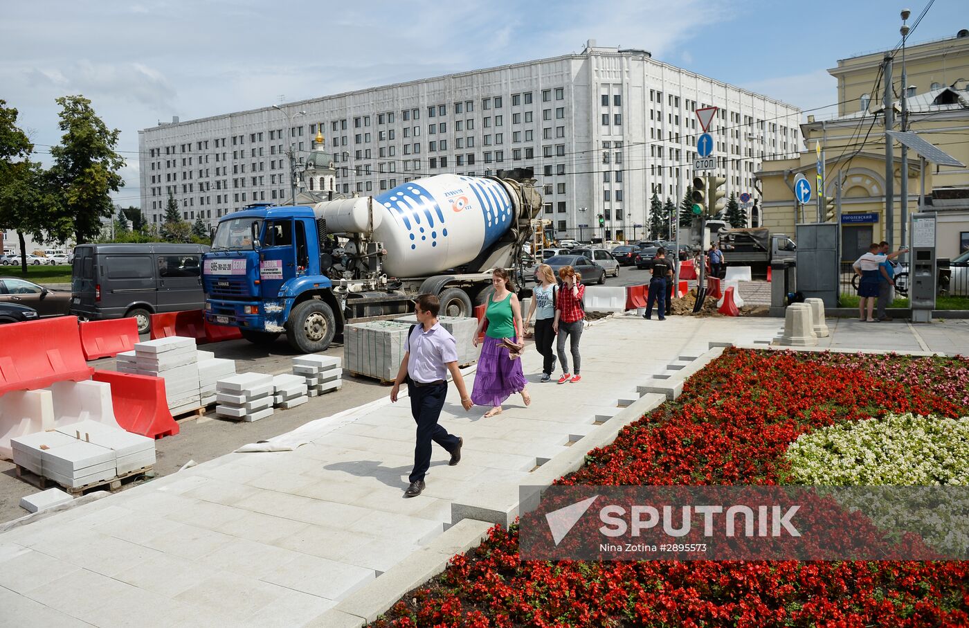 Novy Arbat Street landscaping
