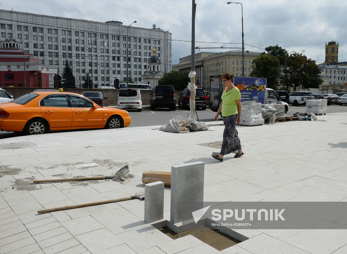 Novy Arbat Street landscaping