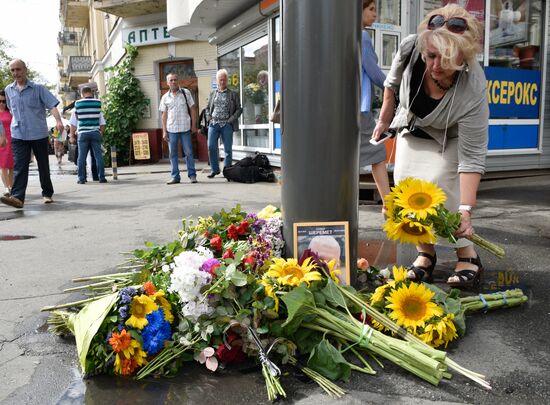Flowers and candles on the site of murder of journalist Pavel Sheremet in Kiev