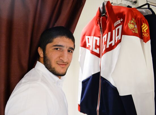 Russian Olympic track and field and freestyle wrestling teams receive outfits for 2016 Olympics
