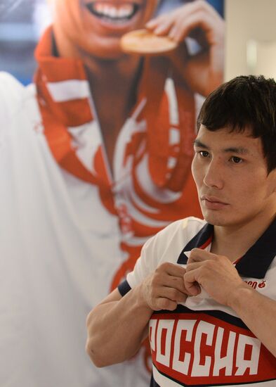 Russian Olympic track and field and freestyle wrestling teams receive outfits for 2016 Olympics