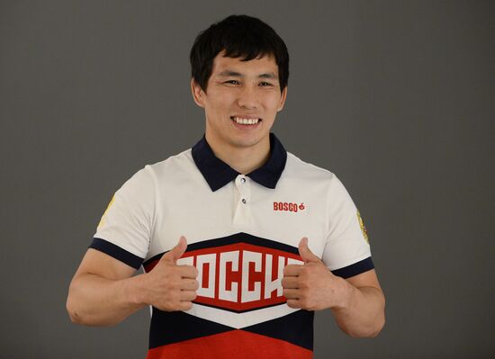 Russian Olympic track and field and freestyle wrestling teams receive outfits for 2016 Olympics