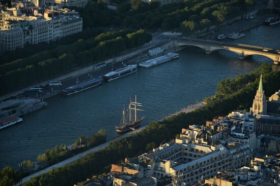 Cities of the world. Paris