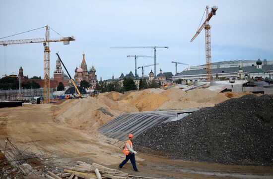 Moscow Mayor Sergei Sobyanin inspects Zaryadye and Luzhniki developments