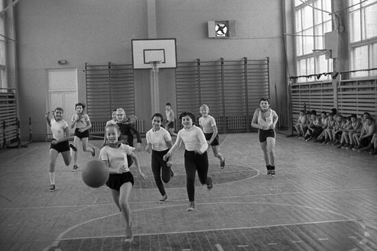 Physical fitness class in school