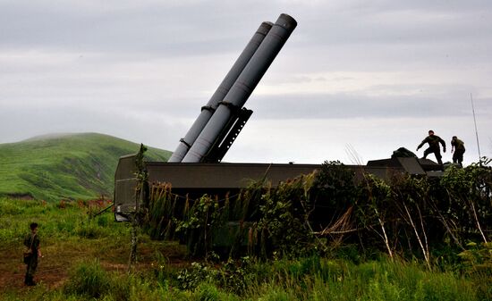 Pacific Fleet missile and artillery brigade holds drill
