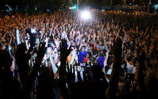 Situation near police station seized in Yerevan