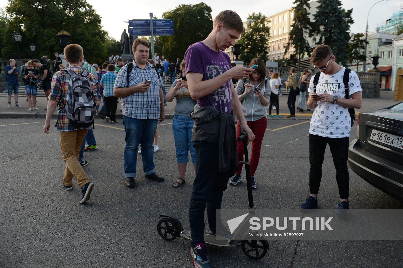 Pokemon Go players in Ilyinsky Park, Moscow
