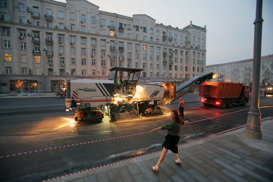 Laying asphalt on Tverskaya Street