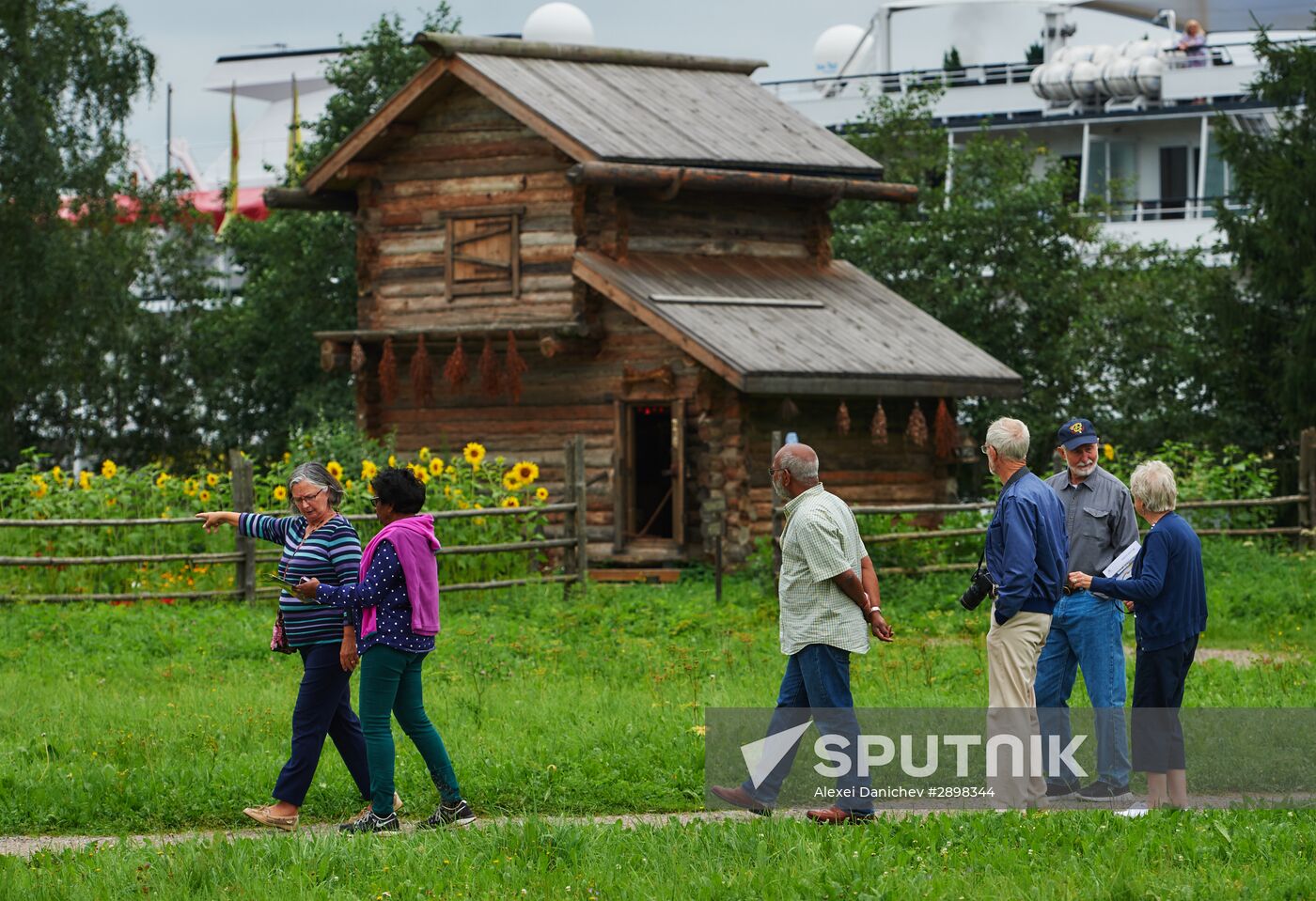 Verkhnie Mandrogi tourist village