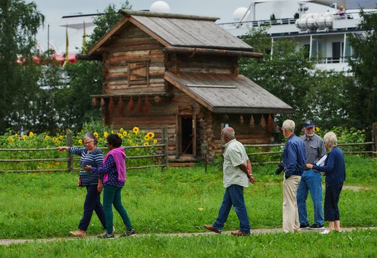 Verkhnie Mandrogi tourist village