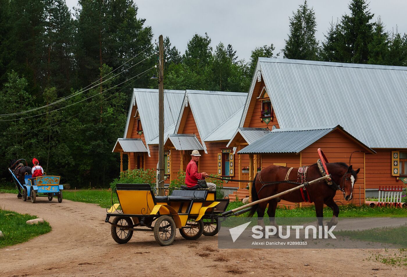 Verkhnie Mandrogi tourist village