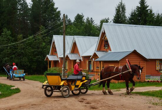 Verkhnie Mandrogi tourist village