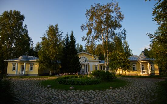 Verkhnie Mandrogi tourist village