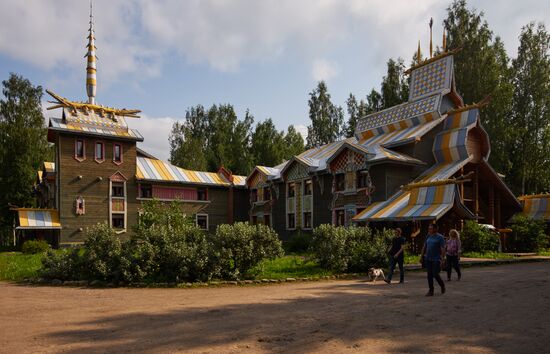Verkhnie Mandrogi tourist village