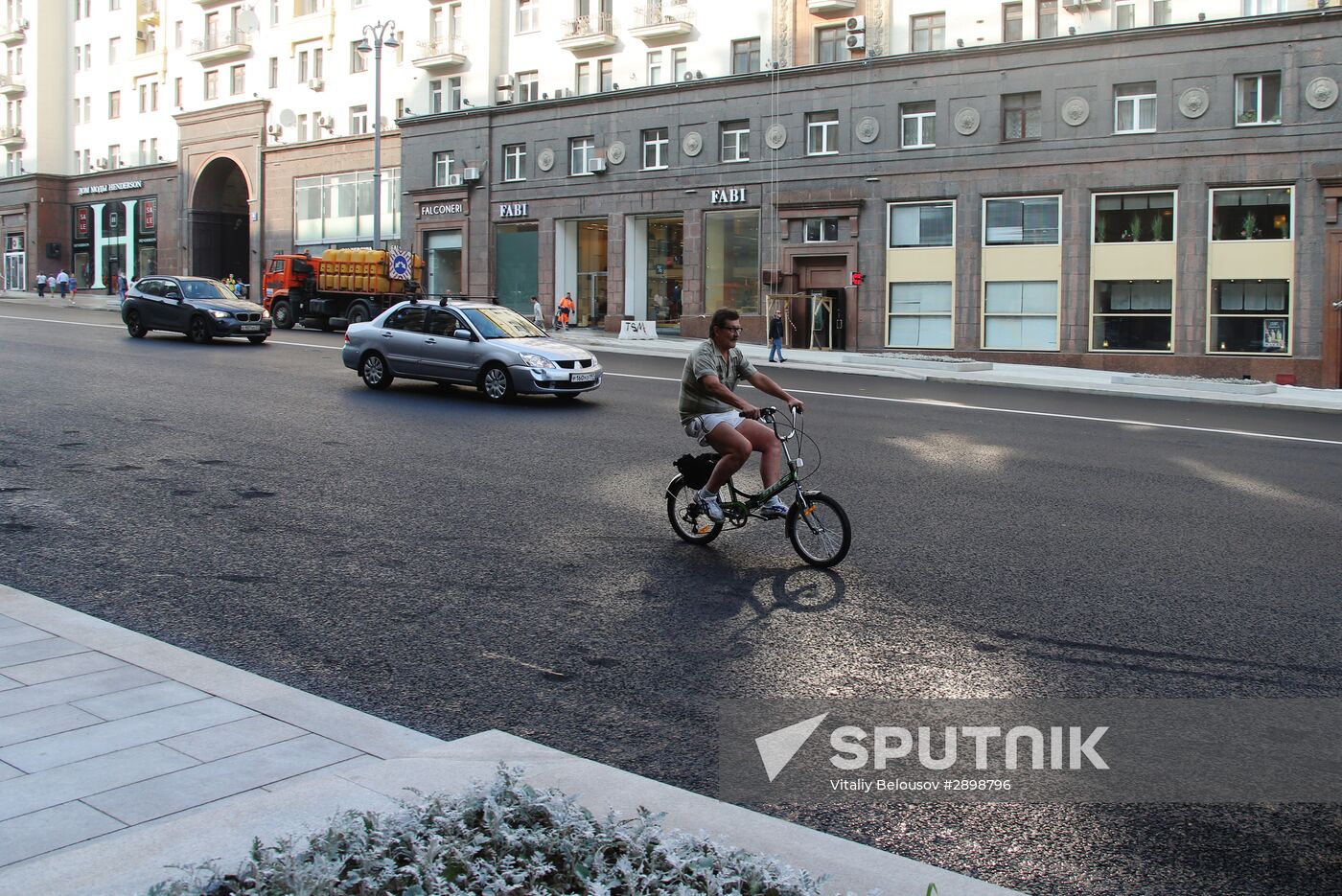 Moscow's Tverskaya Street re-opened after improvement works