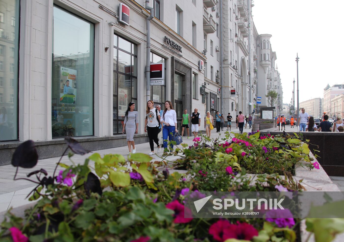 Moscow's Tverskaya Street re-opened after improvement works