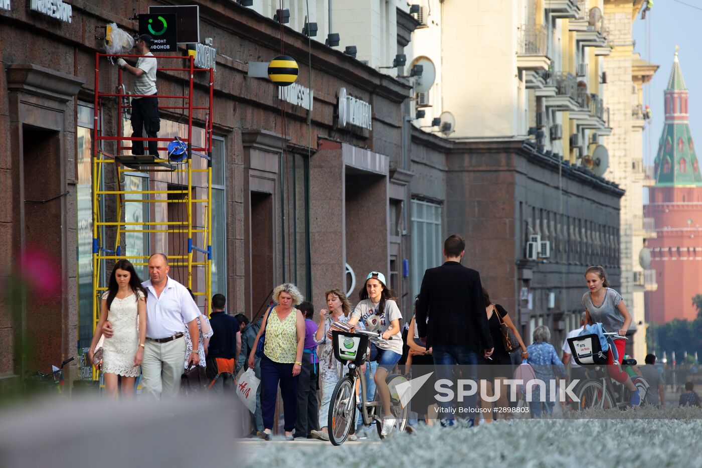 Moscow's Tverskaya Street re-opened after improvement works