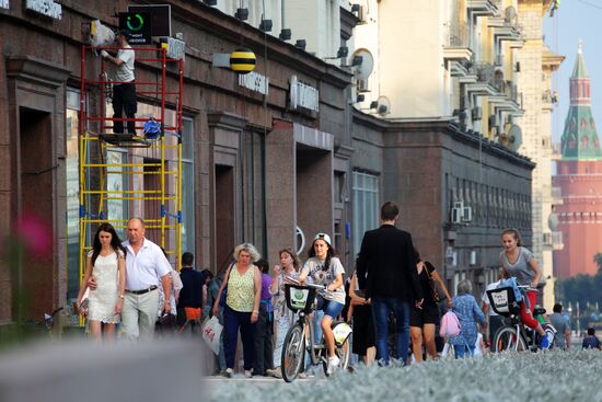 Moscow's Tverskaya Street re-opened after improvement works