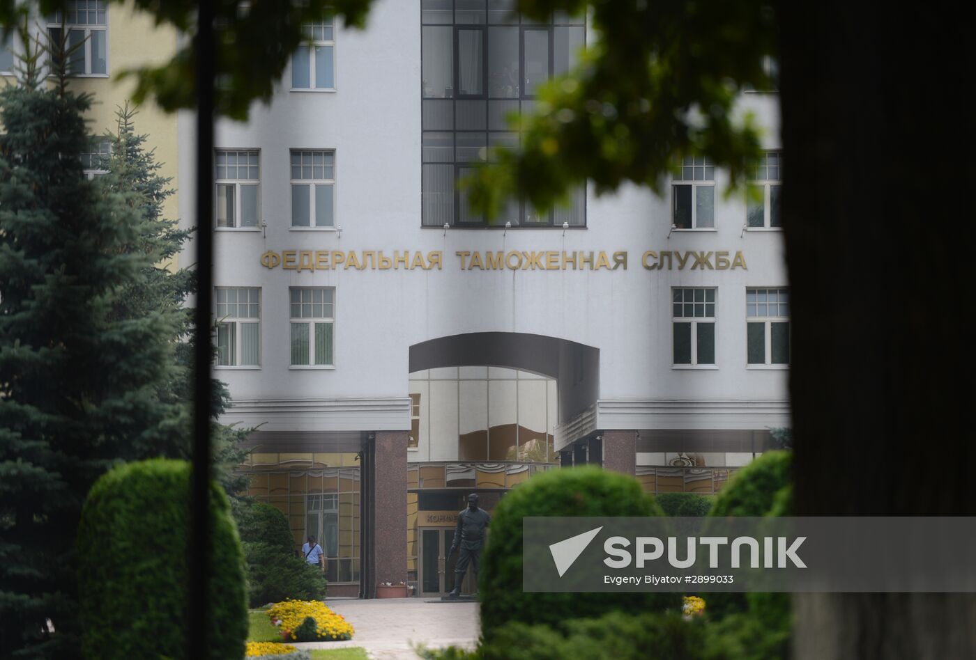 Authorities search Federal Customs Service building