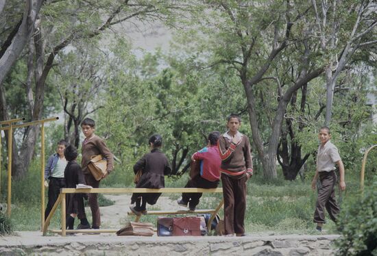 Kabul school children