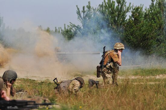 Ukrainian border troops drill