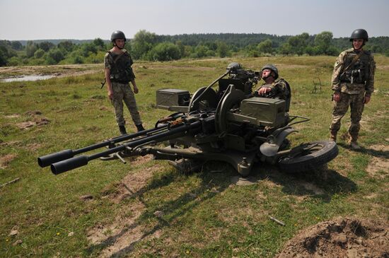 Ukrainian border troops drill