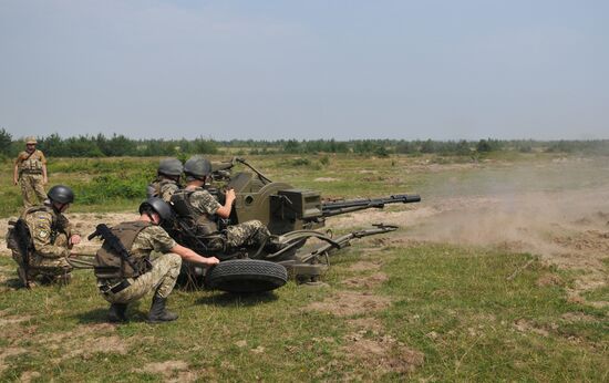 Ukrainian border troops drill