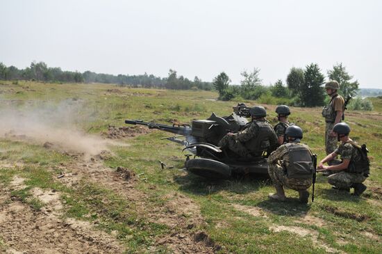 Ukrainian border troops drill