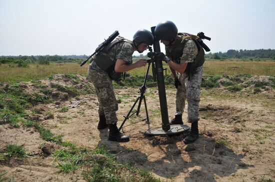 Ukrainian border troops drill