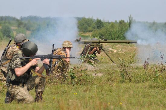 Ukrainian border troops drill