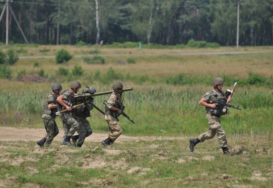 Ukrainian border troops drill