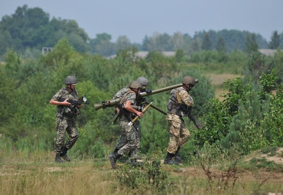Ukrainian border troops drill
