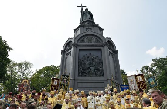 Ukrainian Orthodox Church's cross procession in Kiev