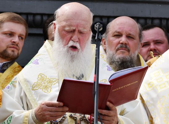 Ukrainian Orthodox Church's cross procession in Kiev