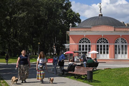 People relax at Moscow's Vorontsovsky Park