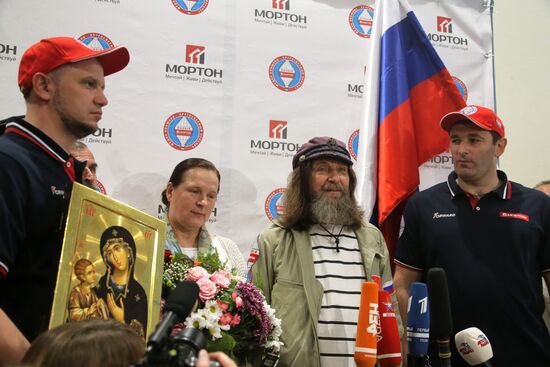 Fyodor Konyukhov welcomed after his record hot-air balloon round-the-world flight