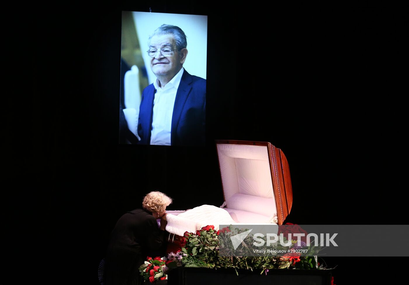 Paying last respects to Fazil Iskander