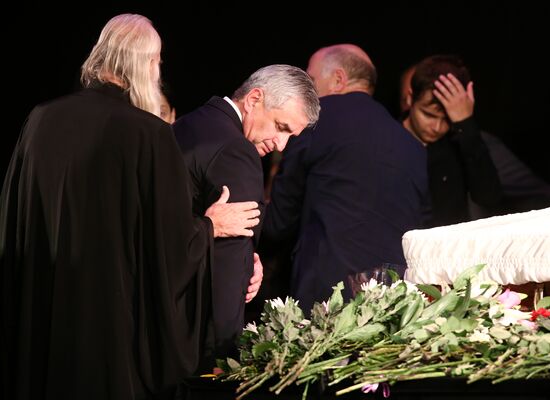 Paying last respects to Fazil Iskander