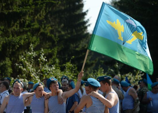 Celebrating Airborne Force Day in Russian cities