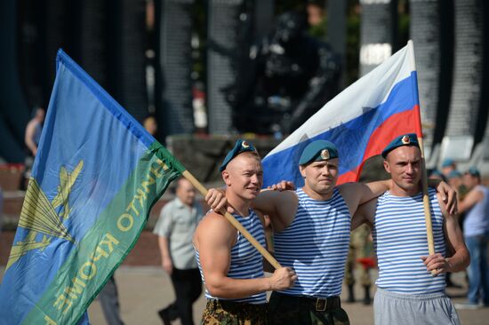 Celebrating Airborne Force Day in Russian cities