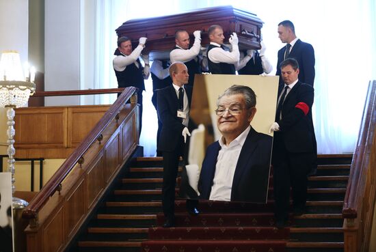 Paying last respects to Fazil Iskander