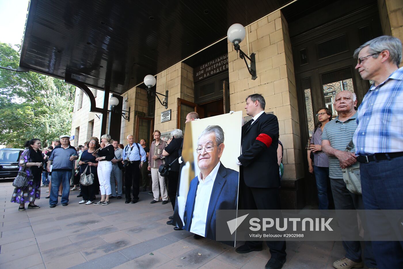 Paying last respects to Fazil Iskander