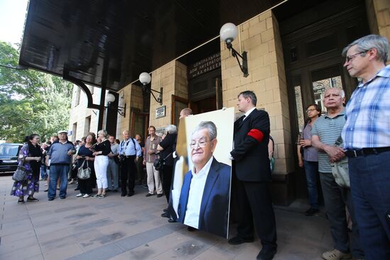 Paying last respects to Fazil Iskander