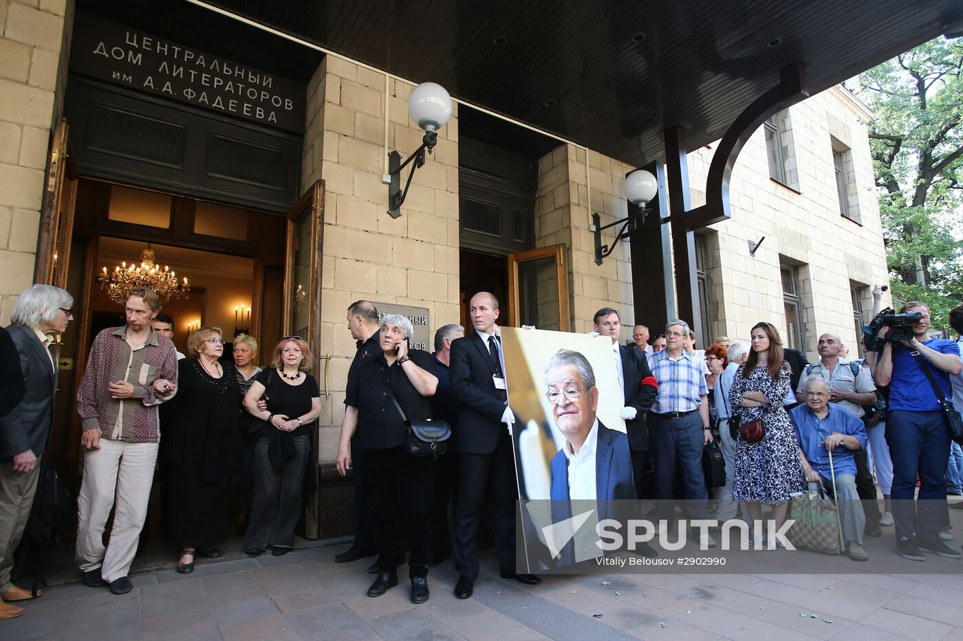 Paying last respects to Fazil Iskander