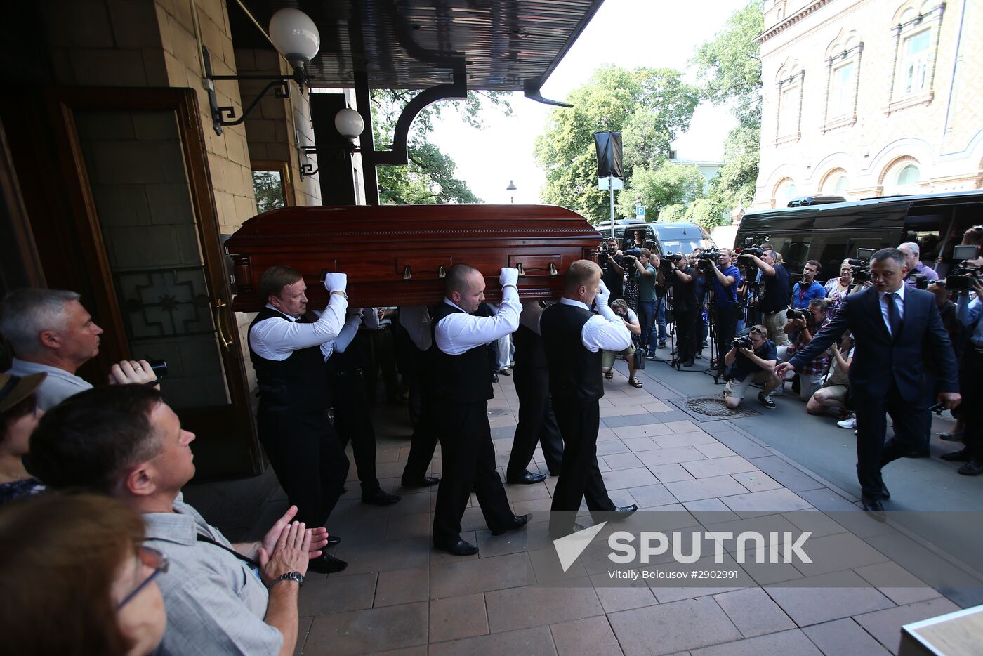 Paying last respects to Fazil Iskander