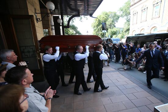 Paying last respects to Fazil Iskander